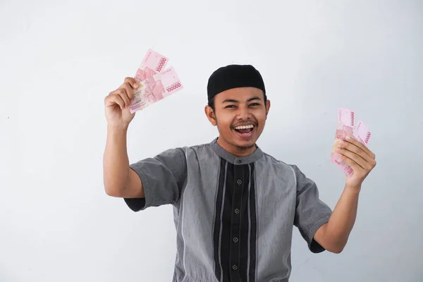 Chockad Ung Asiatisk Muslim Man Innehav Papper Pengar Gåva Thr — Stockfoto