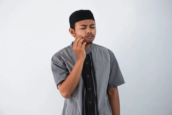 Mladý Asijský Muslim Dotek Ústa Rukou Bolestivým Výrazem Protože Bolest — Stock fotografie