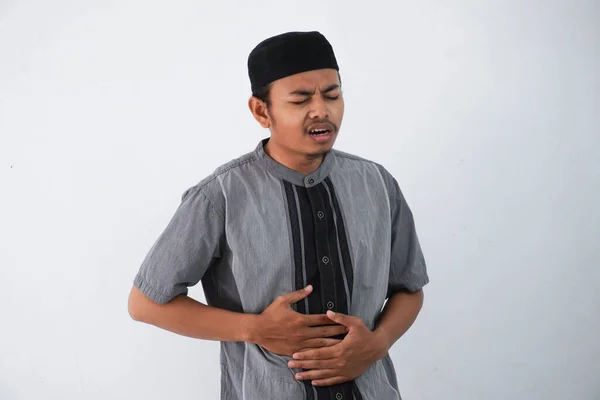 Pemuda Muslim Asia Meremas Perutnya Karena Sakit Perut Mengenakan Pakaian — Stok Foto
