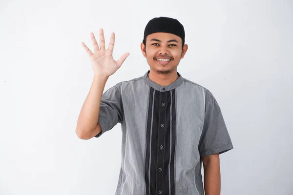 Glimlachende Gelukkige Jonge Aziatische Moslim Man Open Hand Terwijl Zwaaiende — Stockfoto