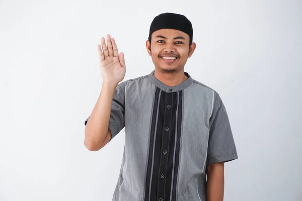 Uśmiechnięty Lub Szczęśliwy Młody Azjatycki Muzułmanin Człowiek Otwarta Ręka Podczas — Zdjęcie stockowe