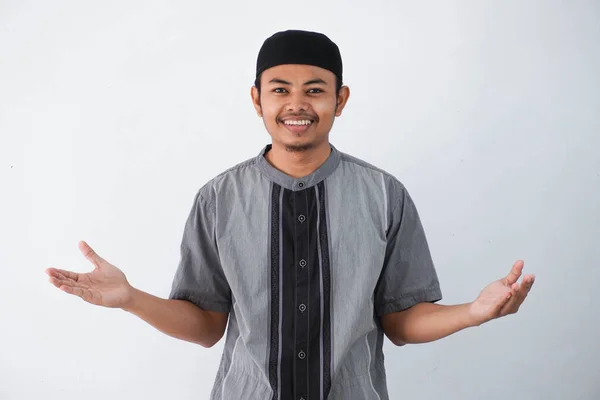 Glimlachende Gelukkige Jonge Aziatische Moslim Man Begroeting Tijdens Ramadan Viering — Stockfoto