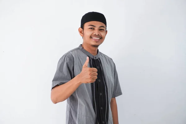 Sonriente Feliz Joven Musulmán Mostrando Pulgares Mano Arriba Usando Ropa —  Fotos de Stock