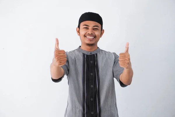 Gülümseyen Mutlu Genç Müslüman Adam Beyaz Arka Planda Izole Edilmiş — Stok fotoğraf