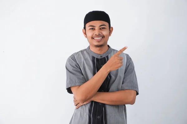 Šťastný Mladý Asijský Muslim Muž Ukazující Něco Jeho Straně Sobě — Stock fotografie