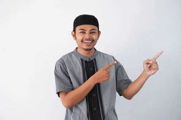 Šťastný Mladý Asijský Muslim Muž Ukazující Něco Jeho Straně Jeho — Stock fotografie