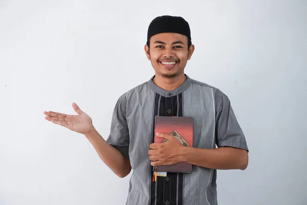 Leende Ung Asiatisk Muslim Man Håller Quran Bok Händer Och — Stockfoto