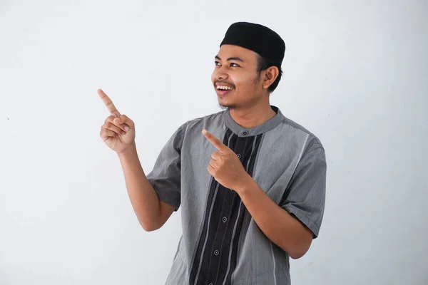 Šťastný Mladý Asijský Muslim Muž Ukazující Něco Jeho Straně Jeho — Stock fotografie