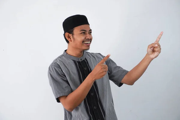 Ευτυχισμένος Νεαρός Ασιάτης Μουσουλμάνος Δείχνει Κάτι Στο Πλευρό Του Χέρι — Φωτογραφία Αρχείου
