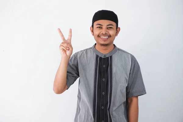 Usmívající Nebo Šťastný Mladý Asijský Muslim Muž Ukazující Ukazující Prsty — Stock fotografie