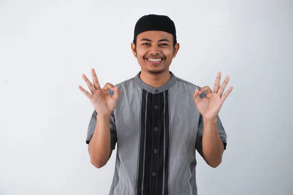 Pemuda Tampan Muslim Asia Tersenyum Positif Melakukan Tanda Dengan Tangan — Stok Foto