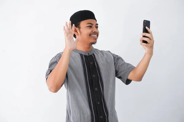 Portrét Pohledný Mladý Asijský Muslim Muž Sobě Koko Oblečení Pomocí — Stock fotografie