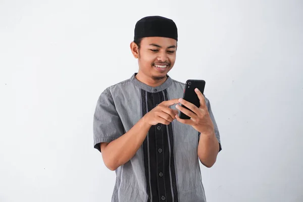 Šťastný Nebo Usmívající Mladý Asijský Muslim Muž Drží Ukazuje Telefon — Stock fotografie