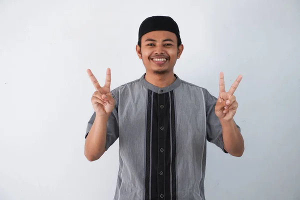 Glimlachende Gelukkige Jonge Aziatische Moslim Man Tonen Wijzen Met Vingers — Stockfoto