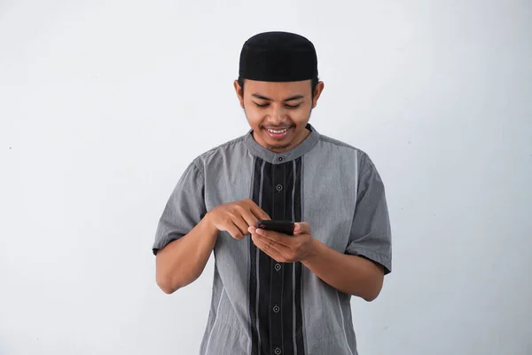 Vrolijke Lachende Jonge Aziatische Moslim Man Vasthouden Wijzen Telefoon Cellulaire — Stockfoto