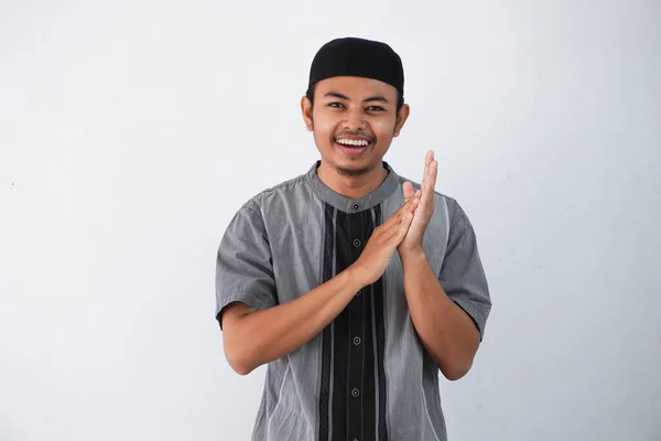 Leende Ung Asiatisk Muslimsk Man Klappar Händerna Och Tittar Kameran — Stockfoto
