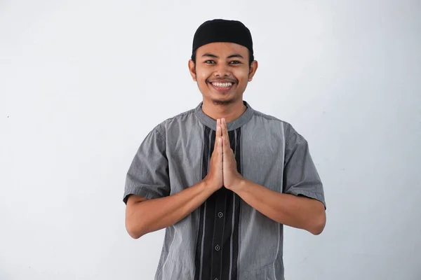 Mladý Asijský Muslim Muž Sobě Koko Oblečení Úsměvem Dát Pozdrav — Stock fotografie