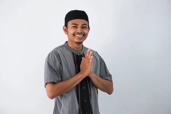 Pemuda Asia Muslim Mengenakan Pakaian Koko Tersenyum Memberikan Salam Selama — Stok Foto