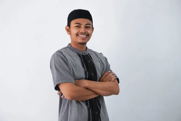 Gülümse Mutlu Asyalı Genç Müslüman Adam Kollarını Kavuşturdu Beyaz Arka — Stok fotoğraf