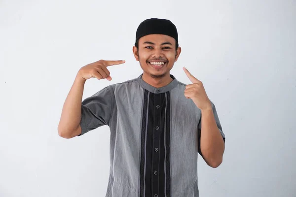 Pemuda Muslim Asia Mengenakan Pakaian Koko Tersenyum Percaya Diri Menunjukkan — Stok Foto