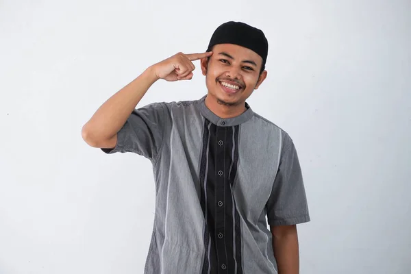Gülümseyen Asyalı Genç Müslüman Adam Parmağıyla Kafasını Işaret Ediyor Harika — Stok fotoğraf