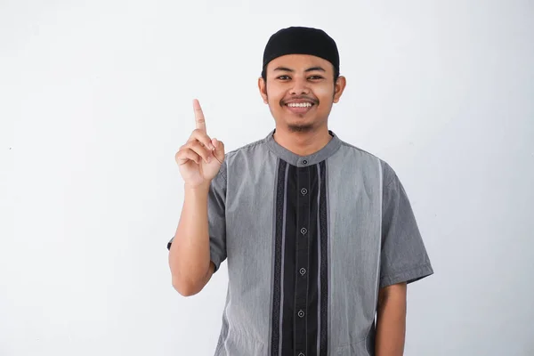 Jonge Aziatische Moslim Man Vinger Wijzen Omhoog Het Verhogen Van — Stockfoto
