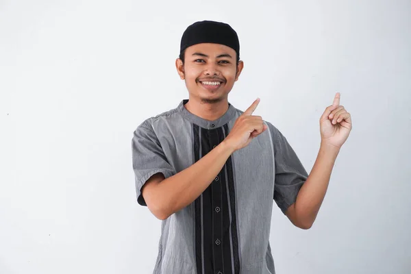 Feliz Jovem Asiático Muçulmano Homem Apontando Algo Seu Lado Vestindo — Fotografia de Stock