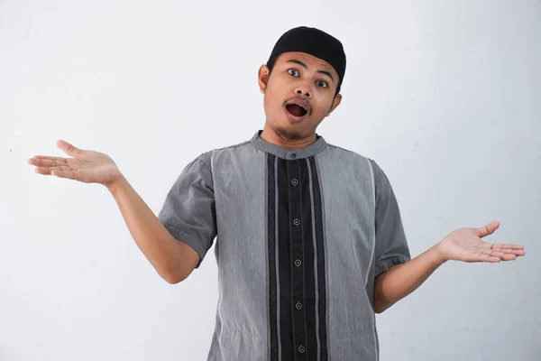 Ung Asiatisk Muslim Man Upp Armar Och Titta Kamera Med — Stockfoto