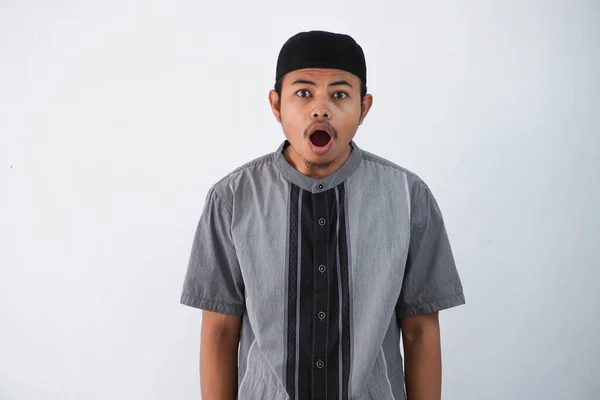 Pemuda Muslim Asia Terkejut Mulut Terbuka Tidak Bisa Percaya Apa — Stok Foto