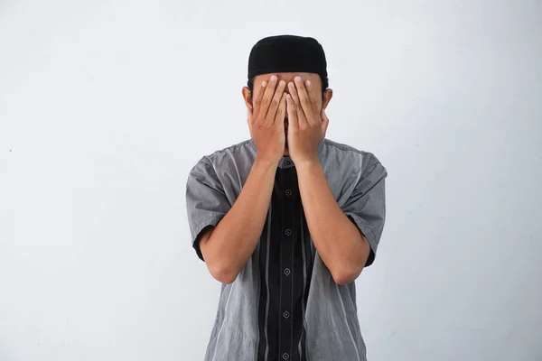 Joven Asiático Musulmán Hombre Cubrir Cara Con Las Manos Orando — Foto de Stock