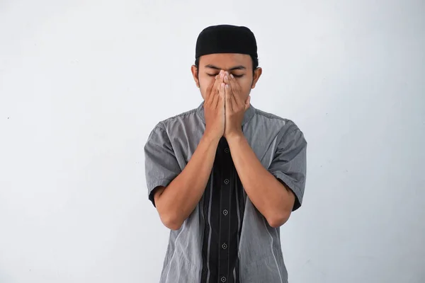 Pemuda Muslim Asia Menutupi Wajah Dengan Tangan Berdoa Konsep Mengenakan — Stok Foto