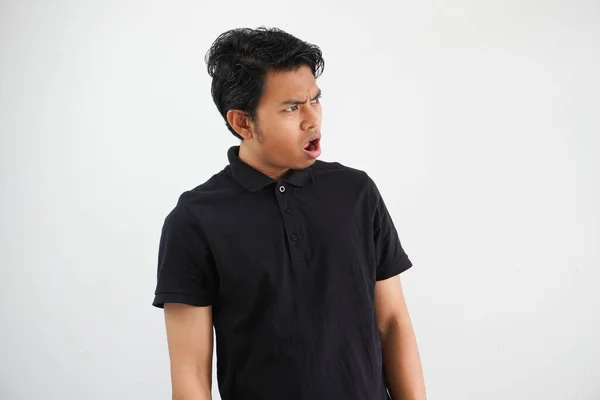 Enojado Asiático Hombre Abierto Boca Lado Usando Negro Polo Camiseta — Foto de Stock