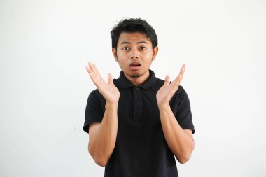 Şaşırtıcı genç Asyalı adam kameraya bakıyor. Şaşırmış yüz ifadesi. Reklam reklamlarının tanıtımını yapıyor..