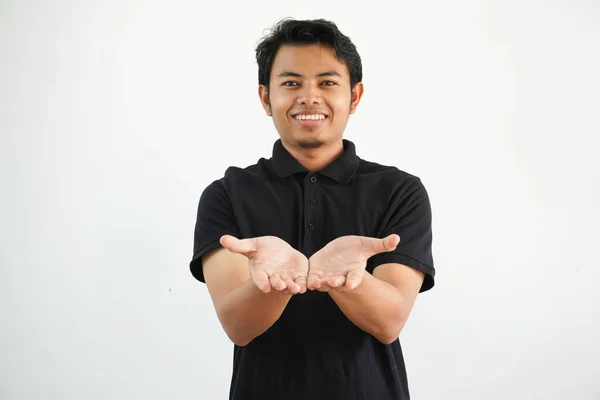 Glimlachende Jonge Aziatische Man Poseren Een Witte Achtergrond Houden Iets — Stockfoto
