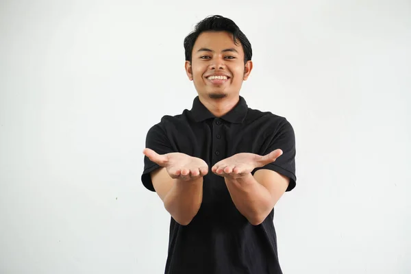 Pria Asia Muda Tersenyum Berpose Latar Belakang Putih Memegang Sesuatu — Stok Foto