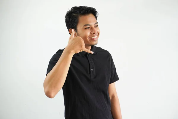 Gülümseyen Genç Asyalı Bir Adam Beyaz Bir Arka Planda Poz — Stok fotoğraf