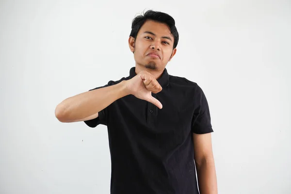 Asyalı Genç Adam Beyaz Arka Planda Siyah Polo Tişört Giyen — Stok fotoğraf