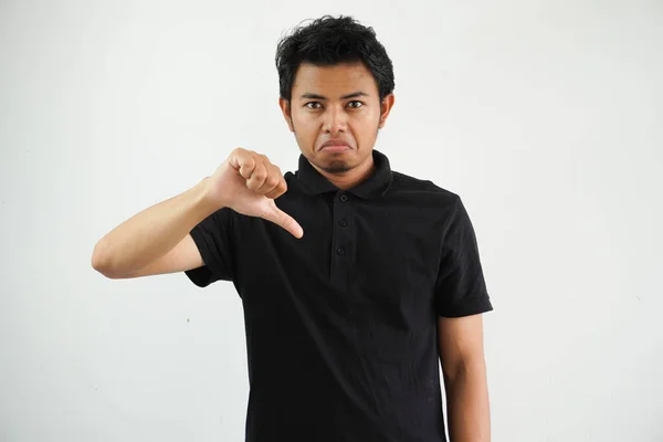 Giovane Asiatico Uomo Mostrando Pollice Giù Segno Con Espressione Negativa — Foto Stock