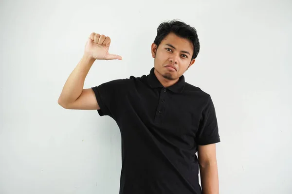 Mladý Asijský Muž Ukazující Palec Dolů Znamení Negativním Výrazem Sobě — Stock fotografie