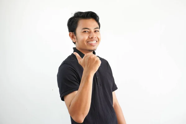 Glimlachende Jonge Aziatische Man Tegen Een Levendige Witte Studio Achtergrond — Stockfoto