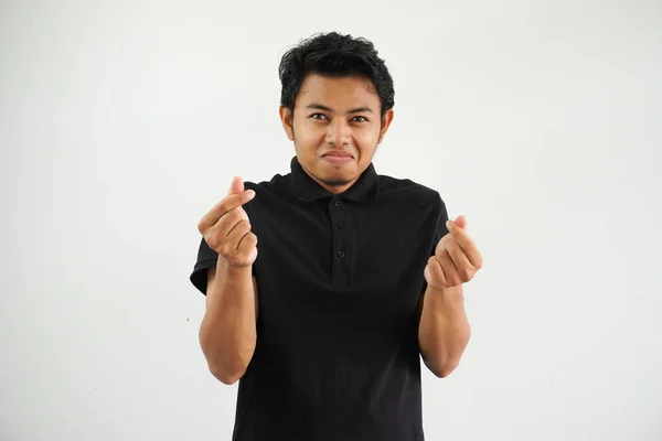 笑顔や幸せなアジアの男性は ジェスチャーハートの形状の手を示したり 指の指を横切ってシンボルサランジェ サランヘオ サランジェオを隔離されたブラックポロTシャツを着用 — ストック写真
