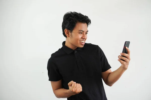 Ενθουσιασμένος Χαρούμενος Νεαρός Ασιάτης Νικητής Άνθρωπος Αισθάνεται Χαρά Χρησιμοποιώντας Smartphone — Φωτογραφία Αρχείου