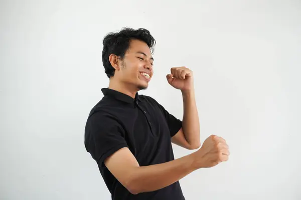 Szczęśliwy Młody Azji Człowiek Taniec Zabawy Noszenie Czarny Polo Koszula — Zdjęcie stockowe