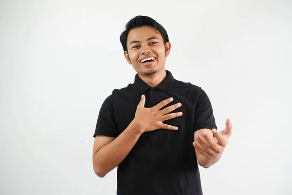 Mladý Asijský Muž Usměvavý Přátelský Dělá Příjemné Pózu Rukama Přitisknutýma — Stock fotografie