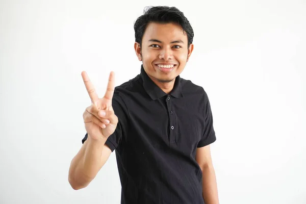Mladý Asijský Muž Usměvavý Šťastný Oběma Rukou Ukazující Mír Znamení — Stock fotografie