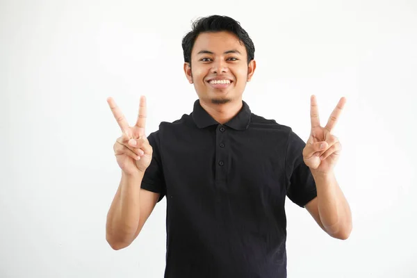 Mladý Asijský Muž Usměvavý Šťastný Oběma Rukou Ukazující Mír Znamení — Stock fotografie