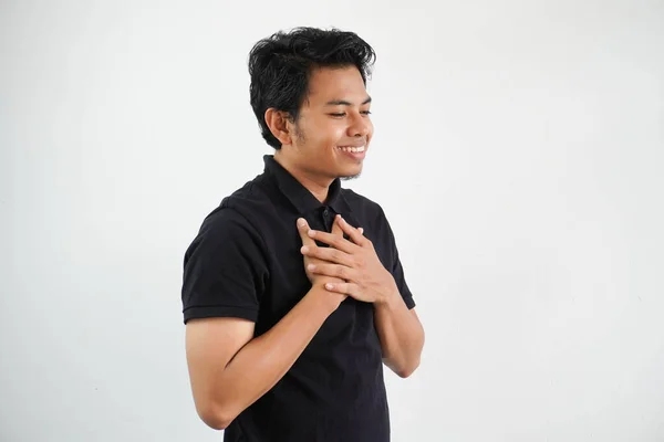 Mladý Asiat Pózující Bílém Pozadí Smíchem Držící Ruce Srdce Koncept — Stock fotografie