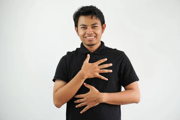 Gülümseyen Asyalı Genç Adam Mutlu Bir Şekilde Gülüyor Ellerini Göğsünde — Stok fotoğraf