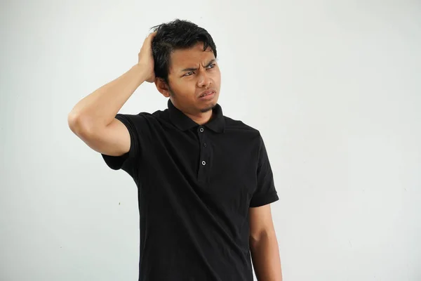 Siyah Polo Tişörtlü Genç Asyalı Adam Beyaz Stüdyo Arkaplanı Yorgun — Stok fotoğraf