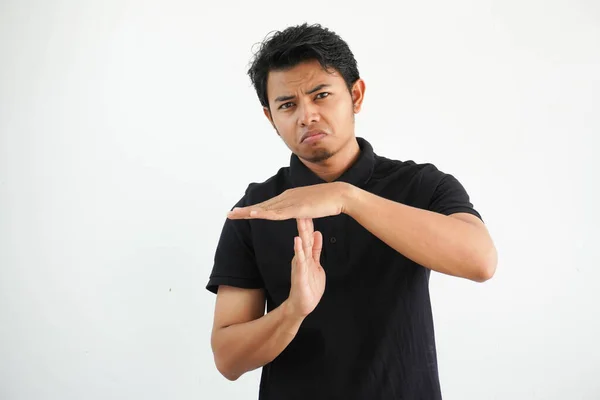 黒ポロTシャツの若いアジア人男性 タイムアウトジェスチャーを示す白い背景にスタジオ撮影 — ストック写真